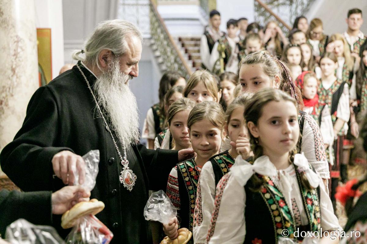 Parohia Cozmești | Colindători la Reședința Mitropolitană