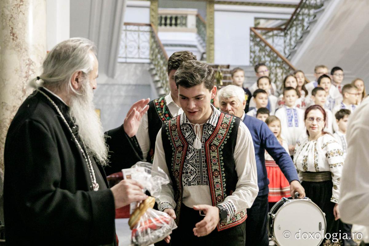 Parohia Cozmești | Colindători la Reședința Mitropolitană